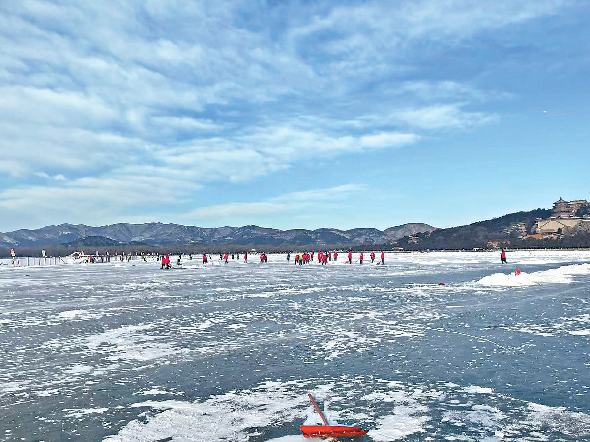 頤和園工作人員緊鑼密鼓清理昆明湖冰場積雪。 頤和園工作人員緊鑼密鼓清理昆明湖冰場積雪。