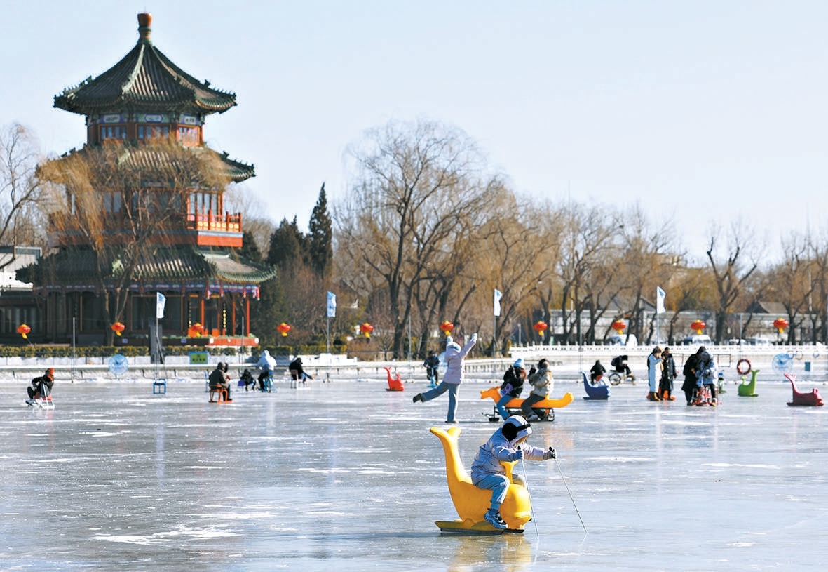 昨天,後海冰場綜合區,小朋友“駕駛”動物造型冰車奮力滑行。 昨天,後海冰場綜合區,小朋友“駕駛”動物造型冰車奮力滑行。