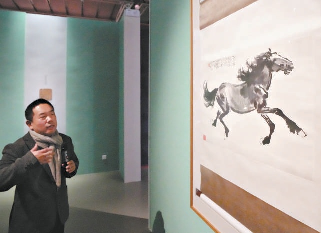 徐驥講解徐悲鴻贈齊白石的《千裏駒》。 徐驥講解徐悲鴻贈齊白石的《千裏駒》。