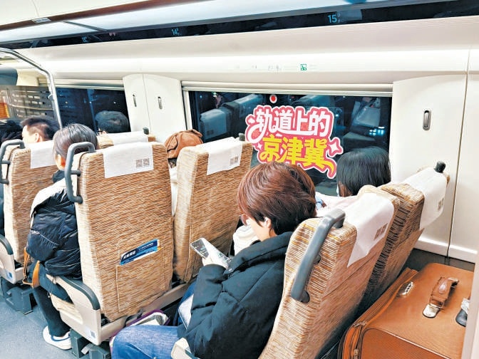 乘客在列車上。