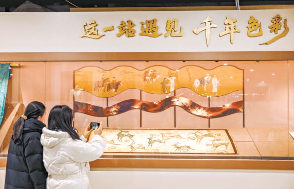 昨天,中國傳統色彩展亮相國圖站。 昨天,中國傳統色彩展亮相國圖站。