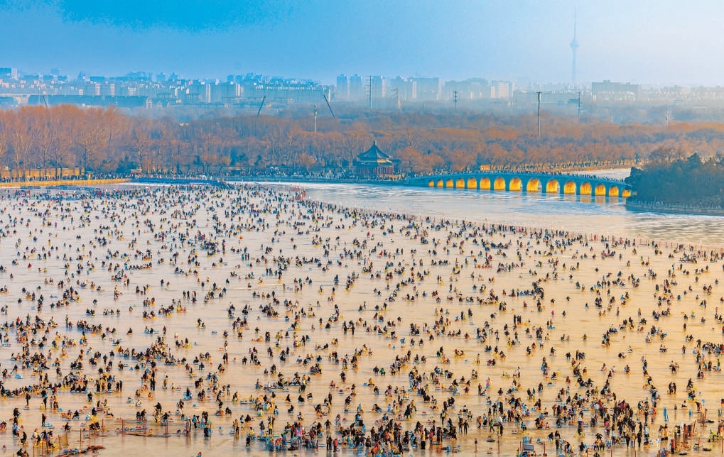 頤和園昆明湖冰場營業至2月4日，市民遊客抓緊時間享受冰上樂趣。
