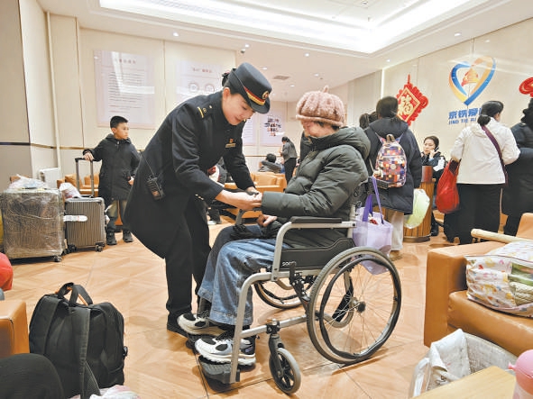 北京站工作人員幫扶重點旅客。 北京站工作人員幫扶重點旅客。