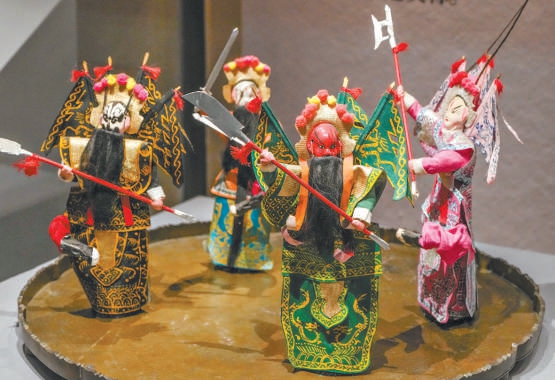 展覽中的北京鬃人“三英戰呂布”。