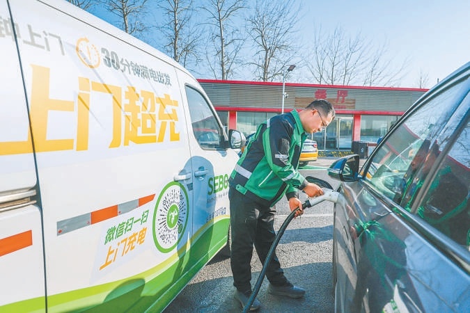 高速路服務區超級充電樁全覆蓋 春運期間,重點大客流服務區內將投放移動充電車。 高速路服務區超級充電樁全覆蓋 春運期間,重點大客流服務區內將投放移動充電車。