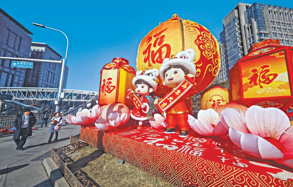 新春臨近,長安街核心路段年味漸濃。東單路口景觀小品以“福”字燈籠為核心元素,串聯傳統民俗與時代精神,為市民遊客獻上沉浸式節慶視覺盛宴。 新春臨近,長安街核心路段年味漸濃。東單路口景觀小品以“福”字燈籠為核心元素,串聯傳統民俗與時代精神,為市民遊客獻上沉浸式節慶視覺盛宴。