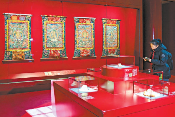200餘件瑰寶展現“雪域敦煌”近千年的曆史積澱。 200餘件瑰寶展現“雪域敦煌”近千年的曆史積澱。
