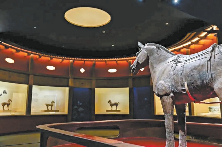 國家博物館“躍馬揚鞭——馬年新春文化展”匯集與馬相關的珍貴文物120餘件套。 國家博物館“躍馬揚鞭——馬年新春文化展”匯集與馬相關的珍貴文物120餘件套。