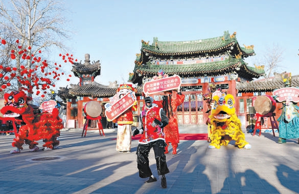 大年初一上午,第四十屆龍潭春節文化廟會熱鬧開啟。園區融入京味年俗、非遺藝術、國潮與科技裝飾,年味與潮流相映成趣。 大年初一上午,第四十屆龍潭春節文化廟會熱鬧開啟。園區融入京味年俗、非遺藝術、國潮與科技裝飾,年味與潮流相映成趣。