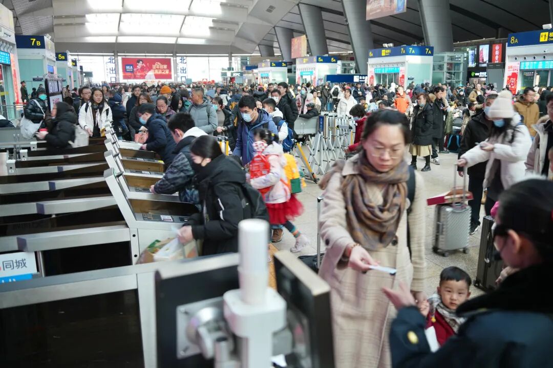今日預計74萬人次乘火車抵京！9條地鐵成環組網延長運營 機場、火車站網約車優先派單