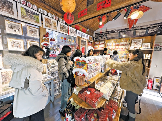 胡同裏的京味文創小店人氣旺,市民遊客專門到此挑選“北京禮物”。 胡同裏的京味文創小店人氣旺,市民遊客專門到此挑選“北京禮物”。