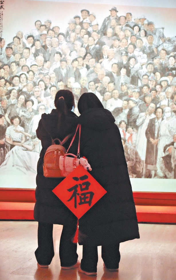 大年初一，中國美術館，觀眾領到福字後看展。