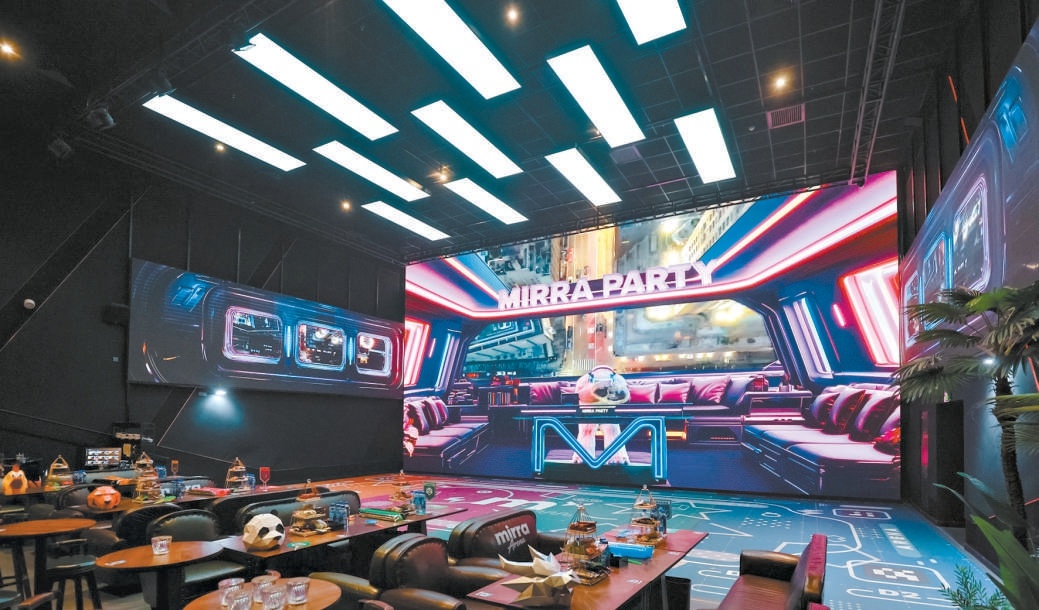 耀萊成龍影城五棵鬆店Mirra奇鏡派對融合廳裏，電影、遊戲、演出、餐飲集於一體。
