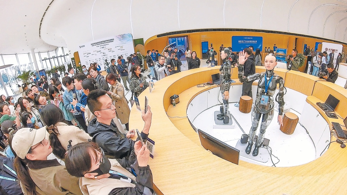 中關村國家自主創新示範區展示中心，負責迎賓的人形機器人與人們揮手互動。