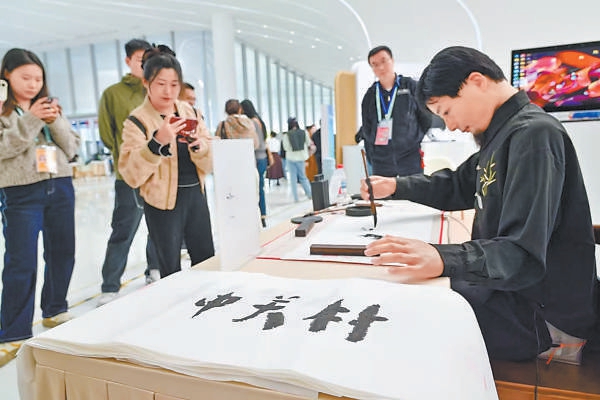 數字孿生書法機器人體現了模擬學習與算法優化的結合，其仿生設計和生物特性使其在文化傳承和實用場景中具有潛力。