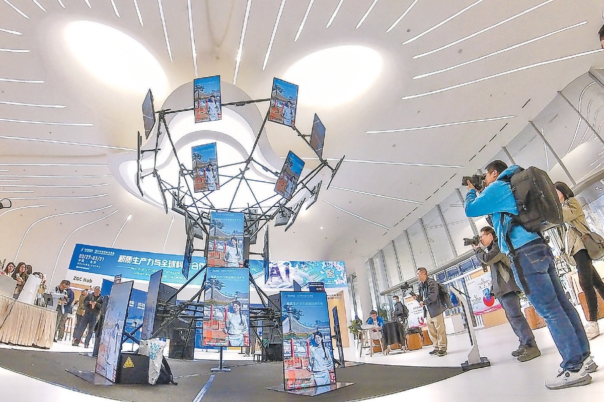 在中關村國家自主創新示範區展示中心的AIGC互動體驗區，人們可以生成專屬的科技創新小視頻，參與“我為中關村論壇代言”活動，生成的視頻會在這棵科技“樹”上輪番呈現。