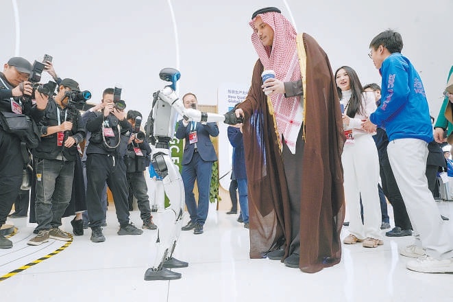 2025中關村論壇年會開幕式現場展示的智能機器人等多種科技成果引起中外嘉賓極大興趣。 2025中關村論壇年會開幕式現場展示的智能機器人等多種科技成果引起中外嘉賓極大興趣。