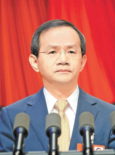 殷勇同誌作政府工作報告。