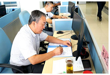 區政府主要領導帶領相關委辦局負責同誌，到北京市非緊急救助服務中心，現場共接聽北京市人民政府12345熱線121件