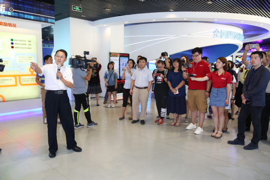 2017年9月7日,市科委開展“科技創新中心建設”專題政務開放日活動。市科委副主任伍建民帶領市民代表參觀全國科技創新中心展廳 2017年9月7日,市科委開展“科技創新中心建設”專題政務開放日活動。市科委副主任伍建民帶領市民代表參觀全國科技創新中心展廳