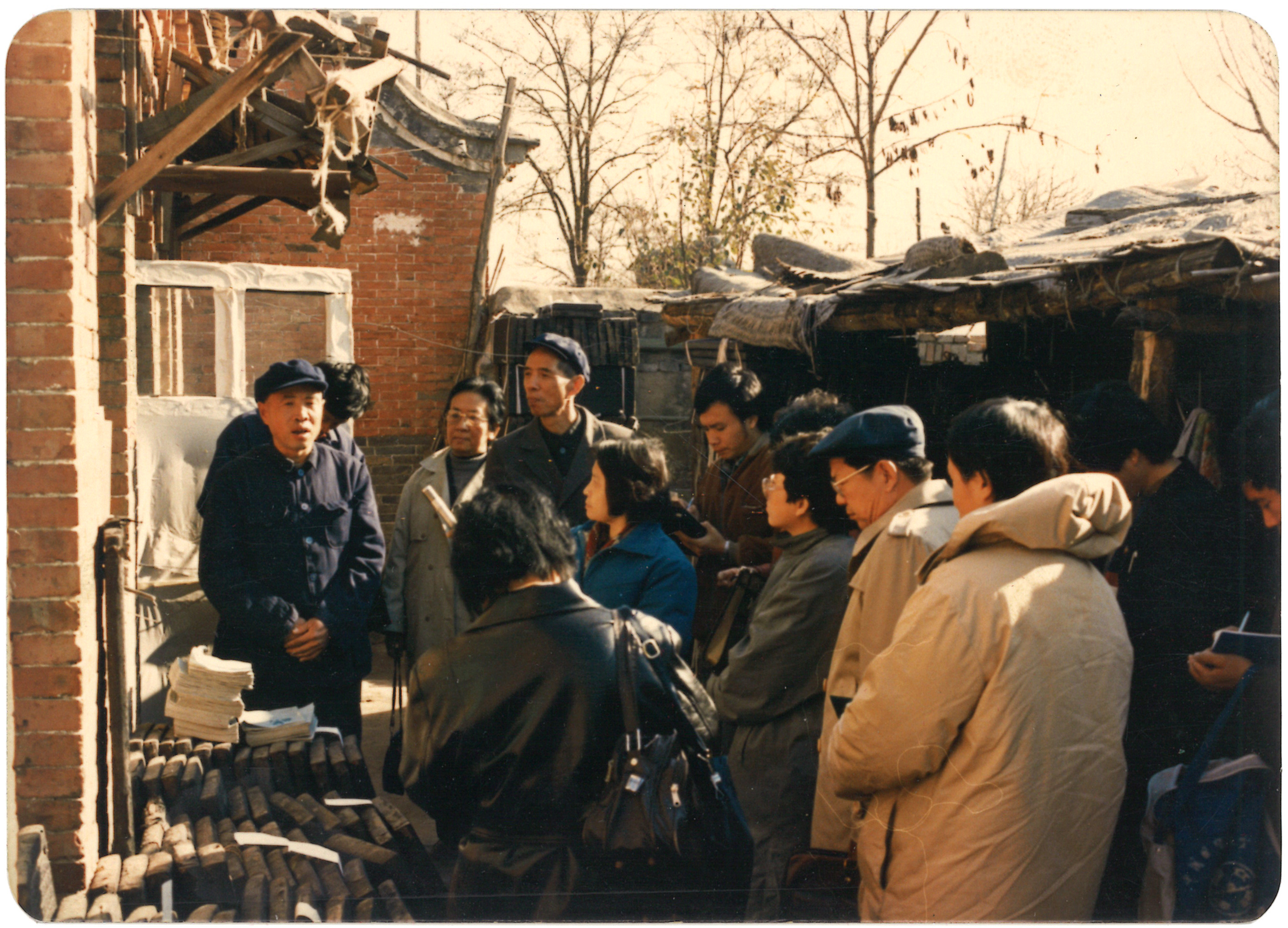 第三代傳承人任誌向全國記者介紹大藏經（拍攝時間：1988年 地點：北京華藝齋古籍印務有限責任公司 拍攝者：任寶全 內容：第三代傳承人任誌向全國記者介紹大藏經