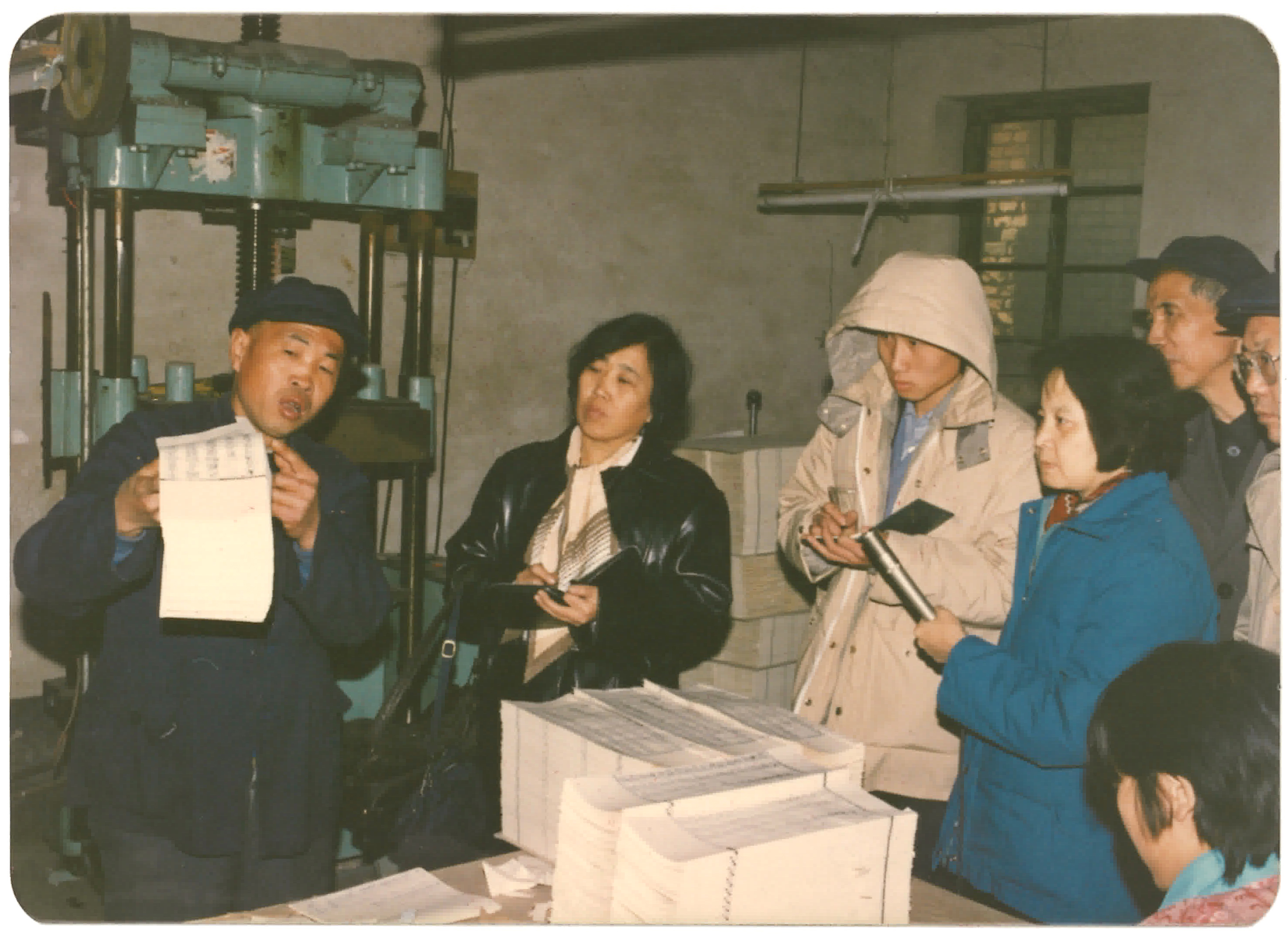 三代傳人任誌向全國記者介紹龍藏經刷版（拍攝時間：1989年 地點：北京華藝齋古籍印務有限責任公司 拍攝者：任寶全 內容：三代傳人任誌向全國記者介紹龍藏經刷版