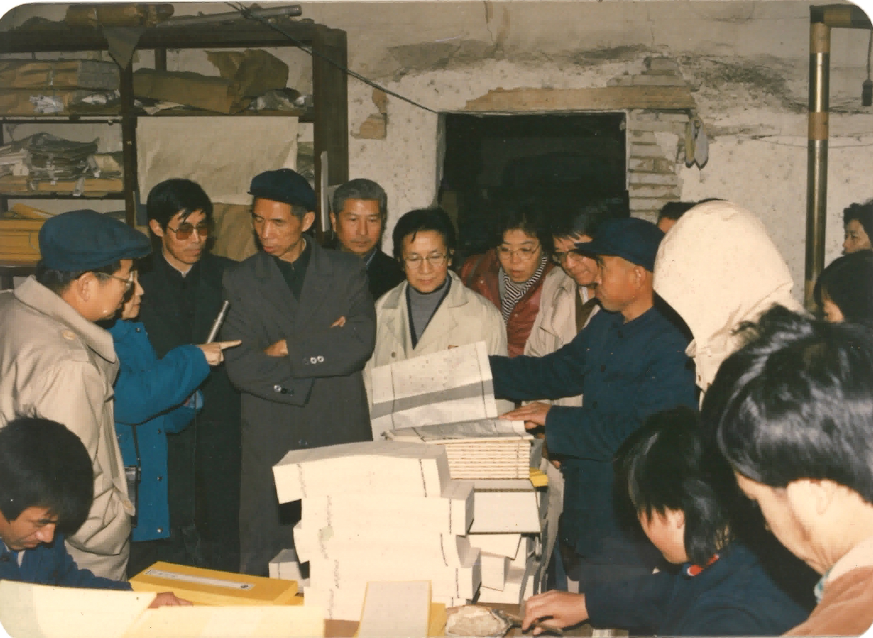 三代傳人任誌向文物出版社社長王代文（左五）介紹龍藏經刷版（拍攝時間：1987年 地點：北京華藝齋古籍印務有限責任公司 拍攝者：任寶全 內容：三代傳人任誌向文物出版社社長王代文（左五）介紹龍藏經刷版