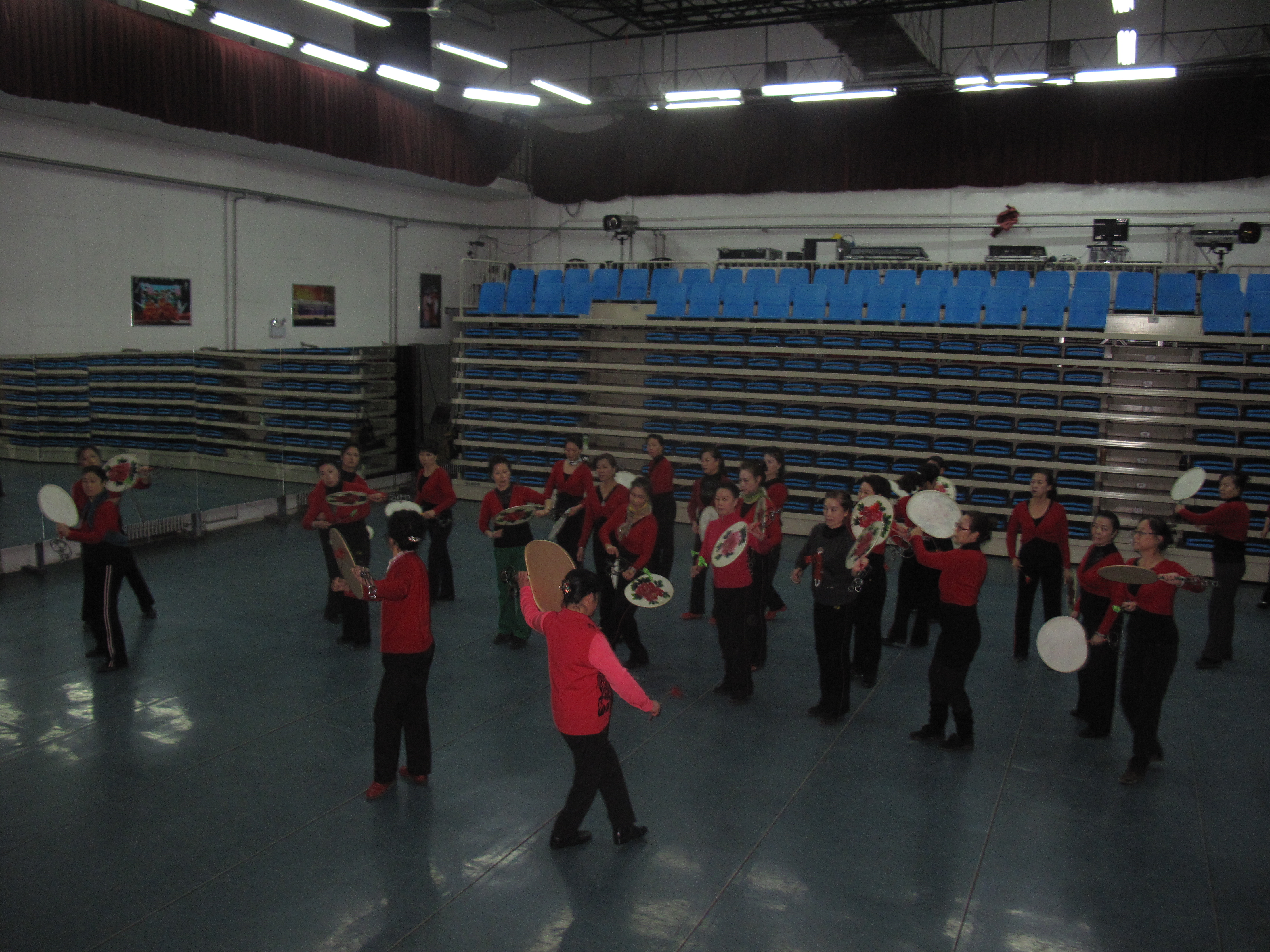 太平鼓骨幹隊員到區文化館百姓禮堂教授區太平鼓技藝。