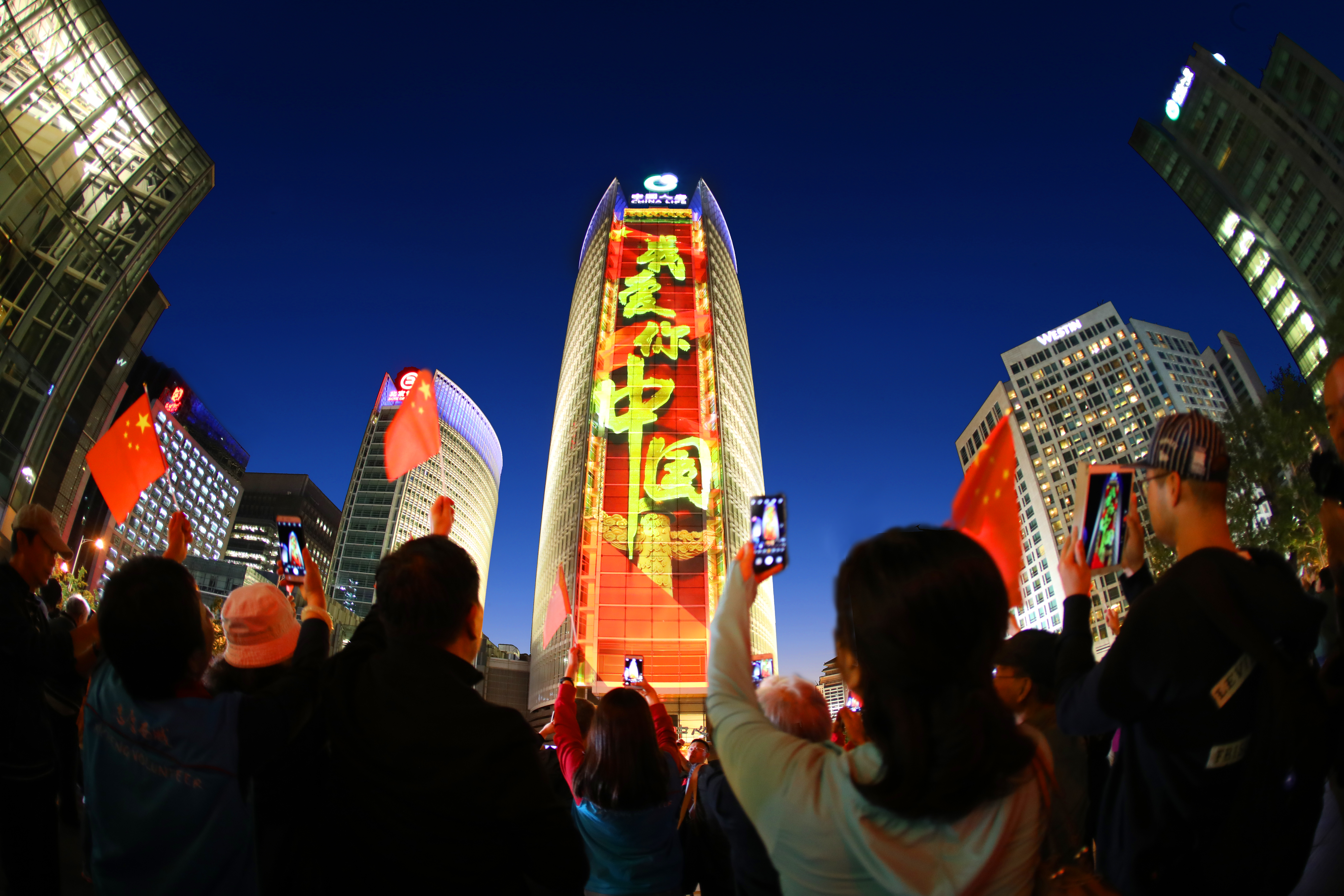 北京金融街燈光秀市民開心慶國慶