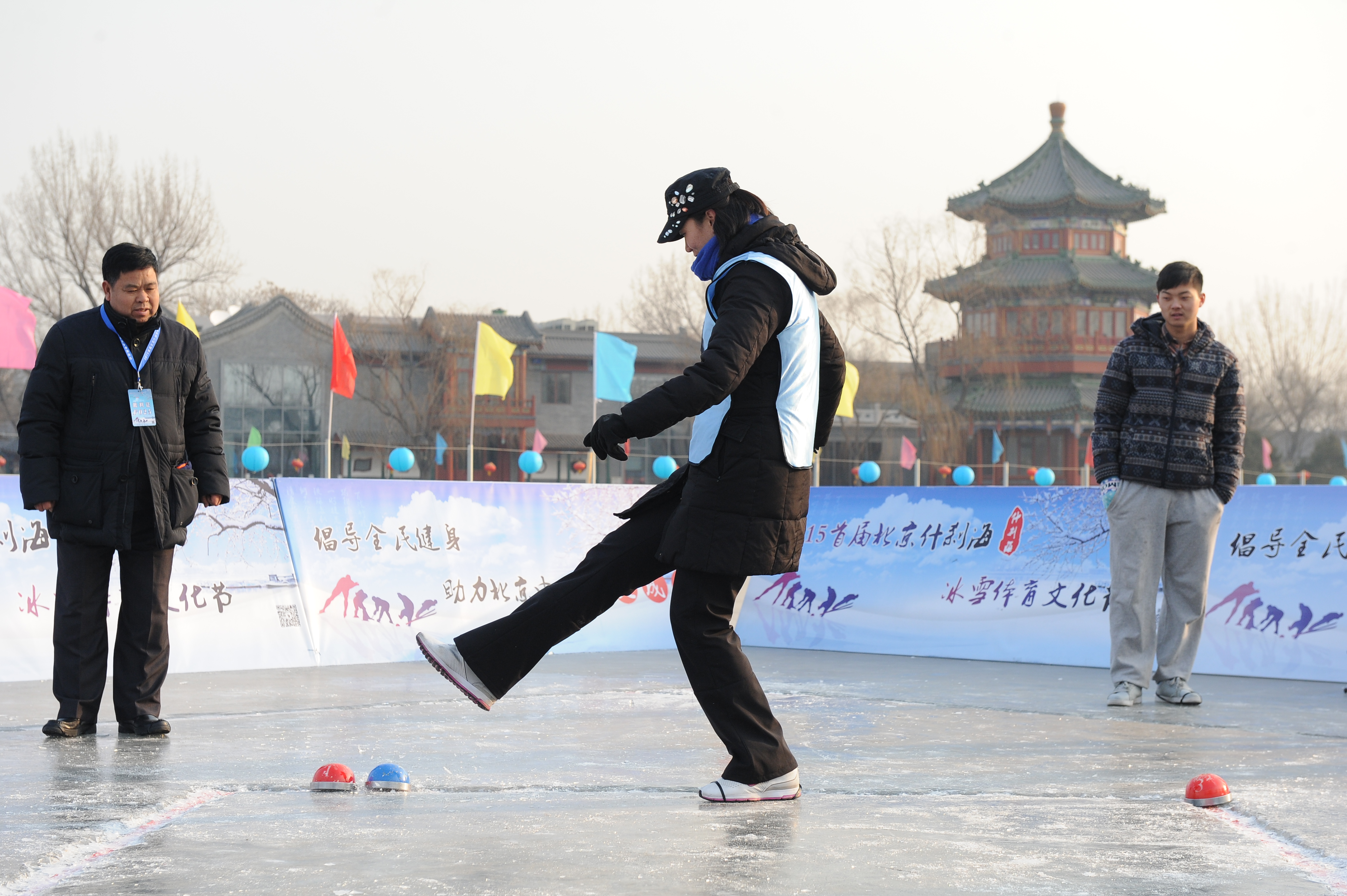 2015年首屆西城區冰雪體育文化節中，奧運冠軍陳中參加冰蹴球比賽