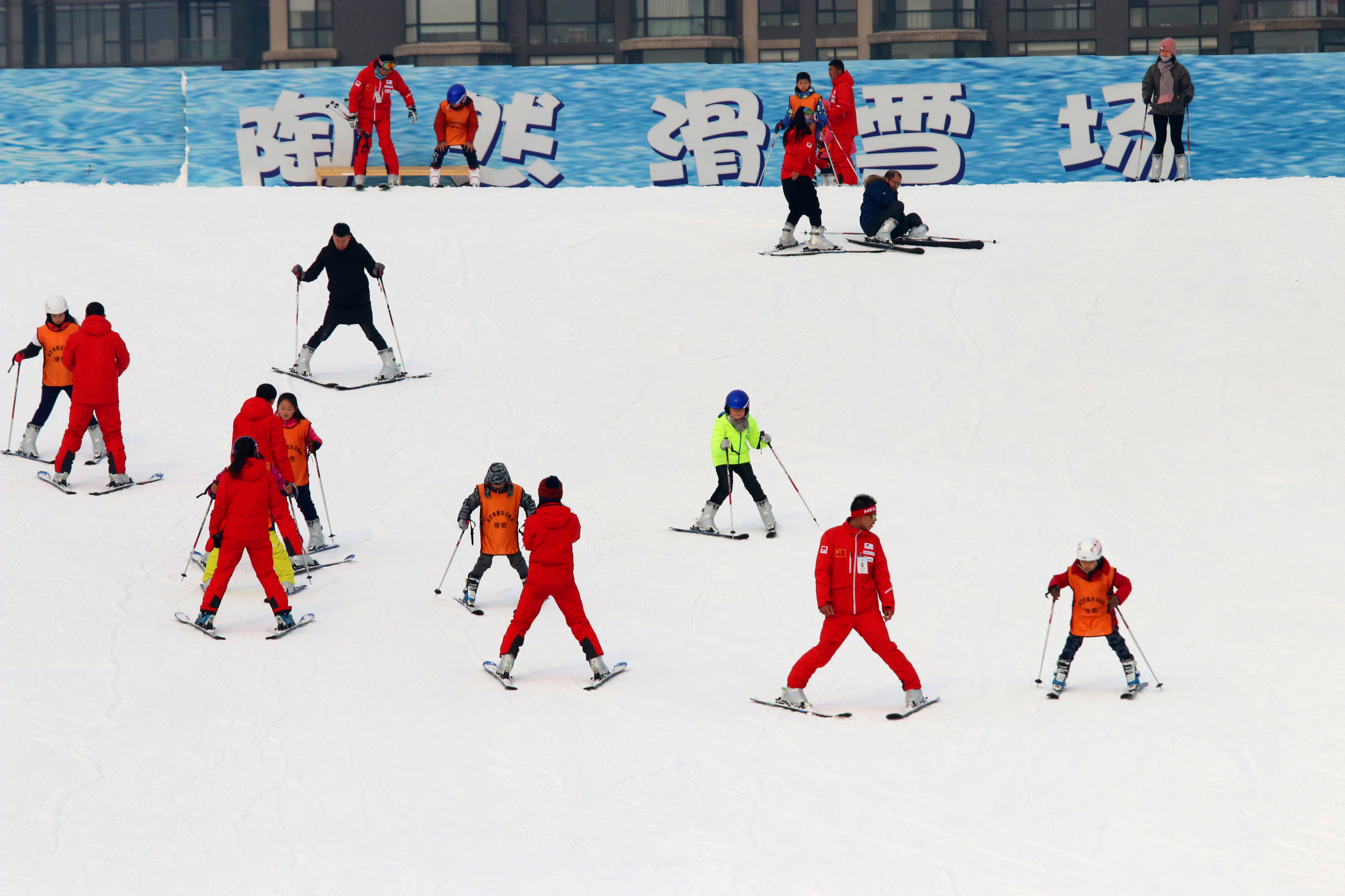 大課堂（2018年1月27日，北京陶然亭滑雪場上，市民在學習滑雪。）
