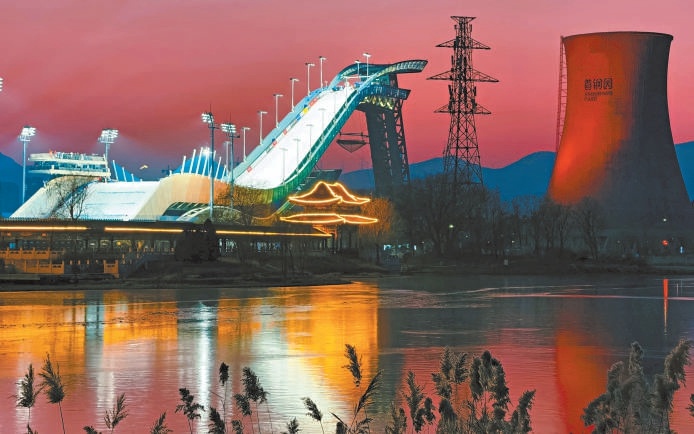 夕陽下的首鋼滑雪大跳台“雪飛天”。 夕陽下的首鋼滑雪大跳台“雪飛天”。