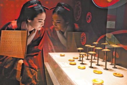 參觀預展的遊客身著漢服觀賞黃金器物,其中涵蓋褭蹏金(馬蹄金)、麟趾金、金餅等完整品類,純度高達99%。 參觀預展的遊客身著漢服觀賞黃金器物,其中涵蓋褭蹏金(馬蹄金)、麟趾金、金餅等完整品類,純度高達99%。
