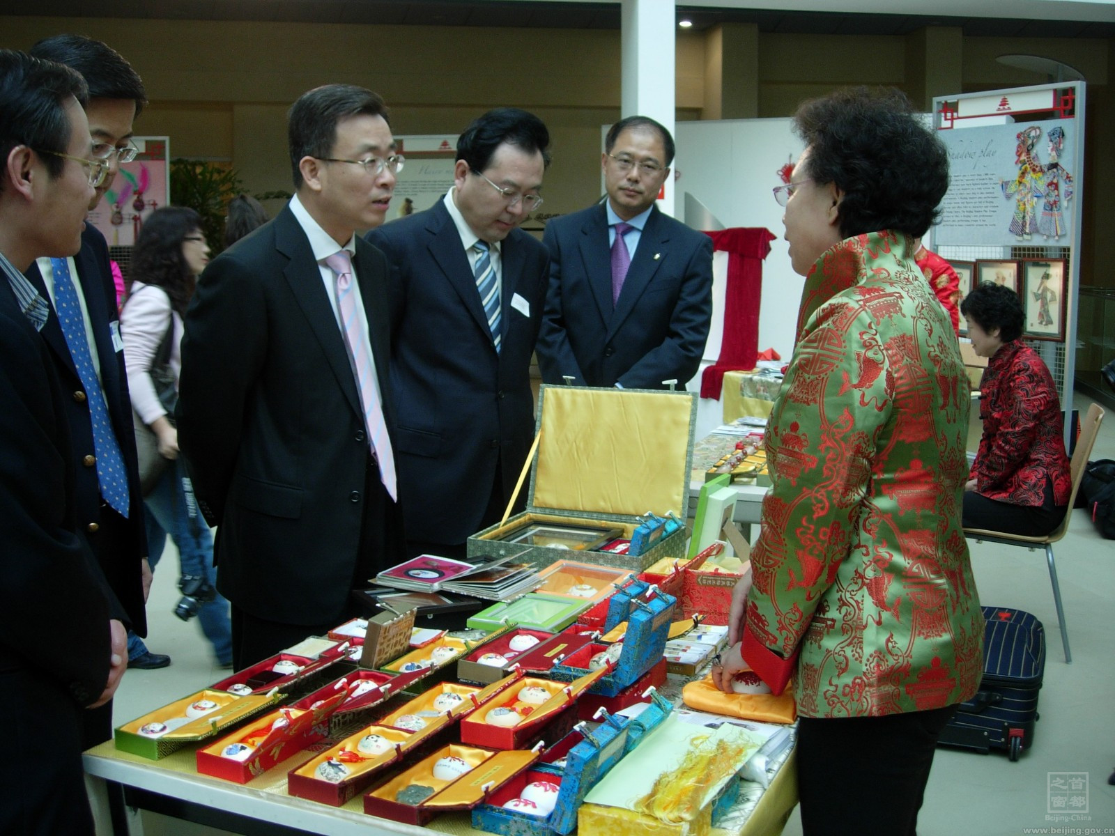 從2009年開始,趙偉帶著彩蛋藝術品,隨著文化交流團體走出國門,將中國的傳統工藝展示給外國朋友,中國彩蛋受到了全世界人們的喜愛,2016年更是隨著習主席去了美國做文化交流。.jpg 從2009年開始,趙偉帶著彩蛋藝術品,隨著文化交流團體走出國門,將中國的傳統工藝展示給外國朋友,中國彩蛋受到了全世界人們的喜愛,2016年更是隨著習主席去了美國做文化交流。.jpg