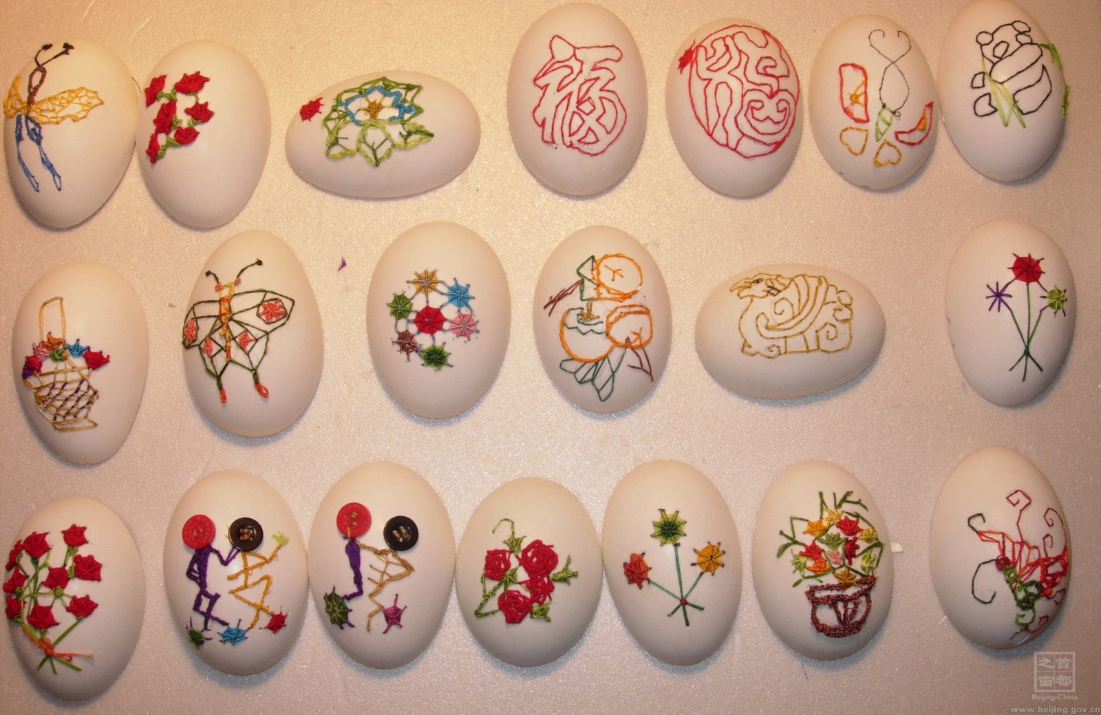 在蛋殼上刺繡，需要用特別細的針和線，而且每一針都必須把握好，每一針穿過去拉出來，都需要屏住呼吸小心翼翼。.jpg