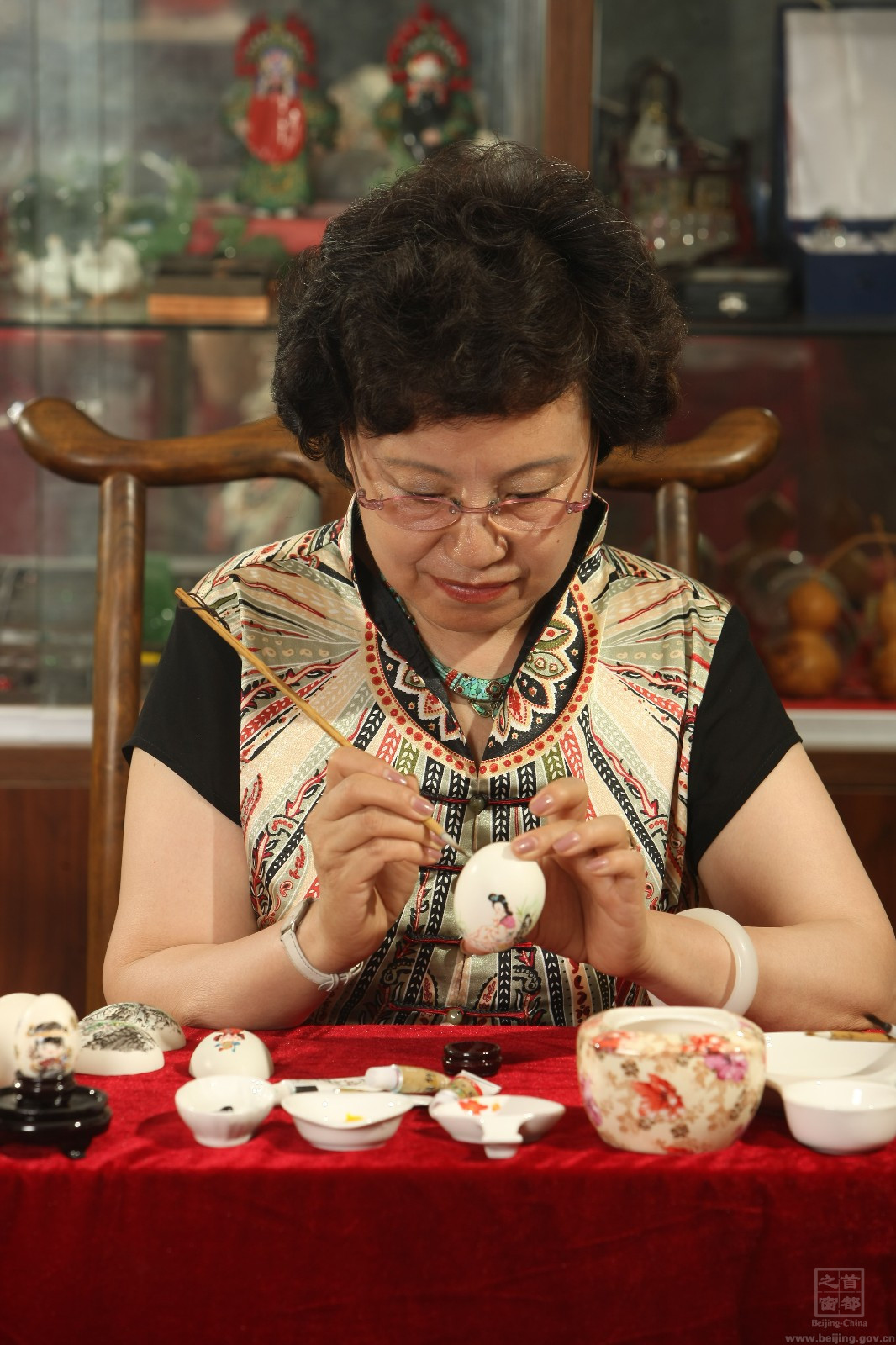 北京天橋,有一位非物質文化遺產彩蛋繪製傳承人趙偉。趙偉5歲隨父學習國畫,之後繼承父親繪製彩蛋的傳統技藝,與彩蛋相伴了半個世紀。.jpg 北京天橋,有一位非物質文化遺產彩蛋繪製傳承人趙偉。趙偉5歲隨父學習國畫,之後繼承父親繪製彩蛋的傳統技藝,與彩蛋相伴了半個世紀。.jpg