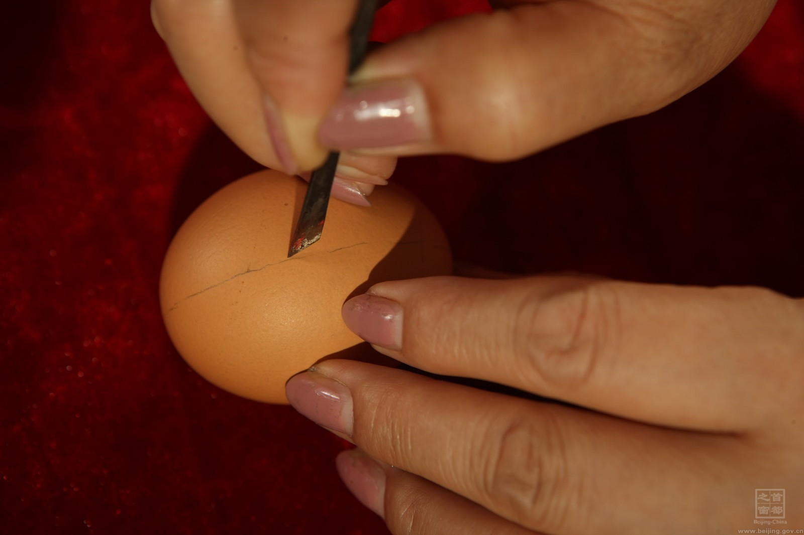 彩蛋的傳統畫法是在整蛋上作畫。首先,在整蛋的三分之二處打眼。.jpg 彩蛋的傳統畫法是在整蛋上作畫。首先,在整蛋的三分之二處打眼。.jpg