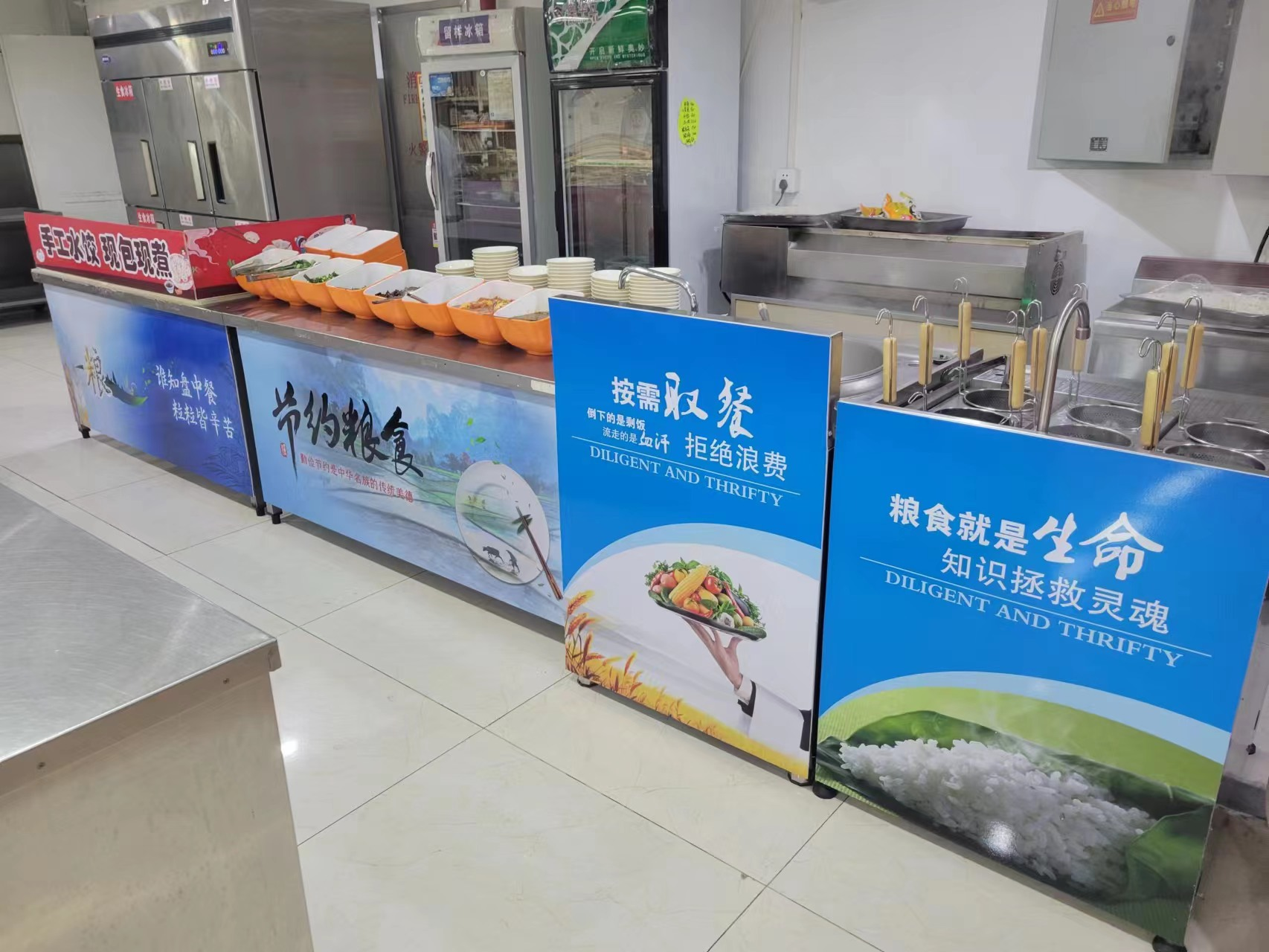 張貼“光盤行動”係列展板