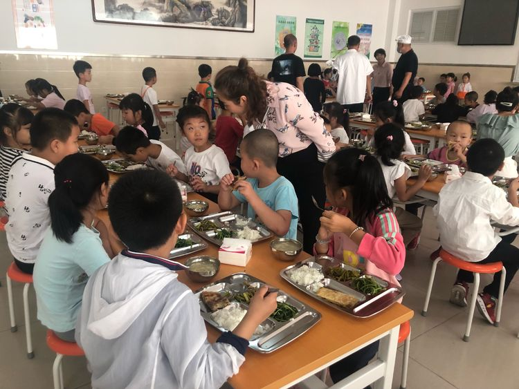 教師陪餐製，強化監督機製