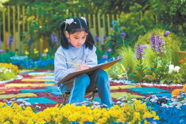 香山公園為遊客營造特色花境。