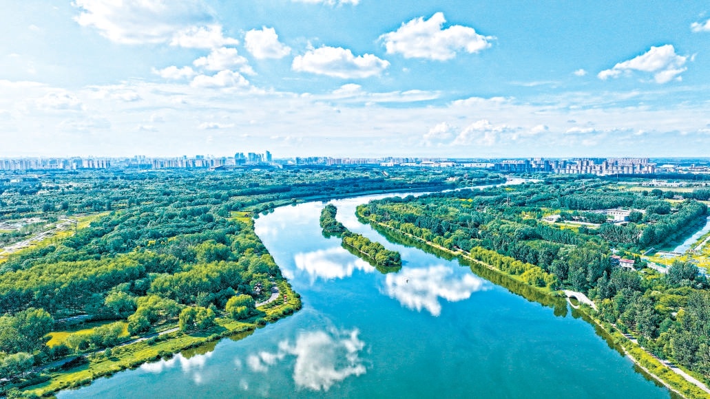 近年來，北京在全國率先編製實施了《北京森林城市發展規劃（2018年—2035年）》，接續進行了兩輪百萬畝造林綠化工程，全市森林覆蓋率達到44.95%。2024年1月，北京成為全國首個省級“國家森林城市”。圖為城市副中心“兩帶、一環、一心”的綠色空間格局基本形成。