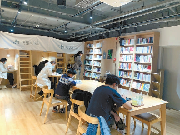 晚上的阿果拉書店會變身，一邊是明亮的閱讀空間，另一邊是暗色的酒吧。