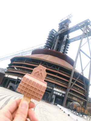 　以三高爐為原型製作的“大高爐雪糕”是書店裏最熱門的單品。