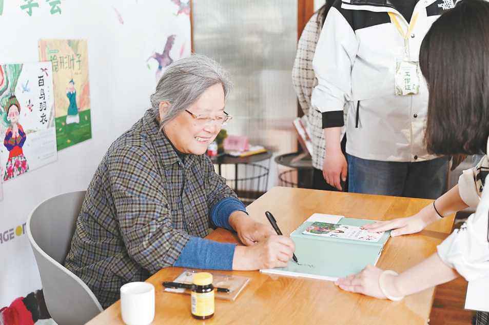 蔡皋在給讀者簽名。