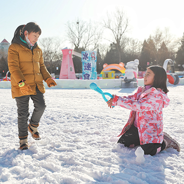 陶然亭冰雪嘉年華盛大開幕，遊人如潮