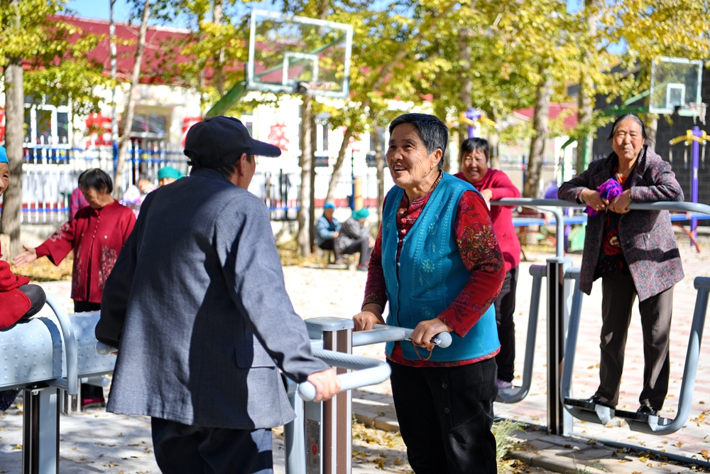 居住在河北省康保縣土城子鎮互助幸福院的老人們在院子裏休閑(2023年10月14日攝)。 居住在河北省康保縣土城子鎮互助幸福院的老人們在院子裏休閑(2023年10月14日攝)。
