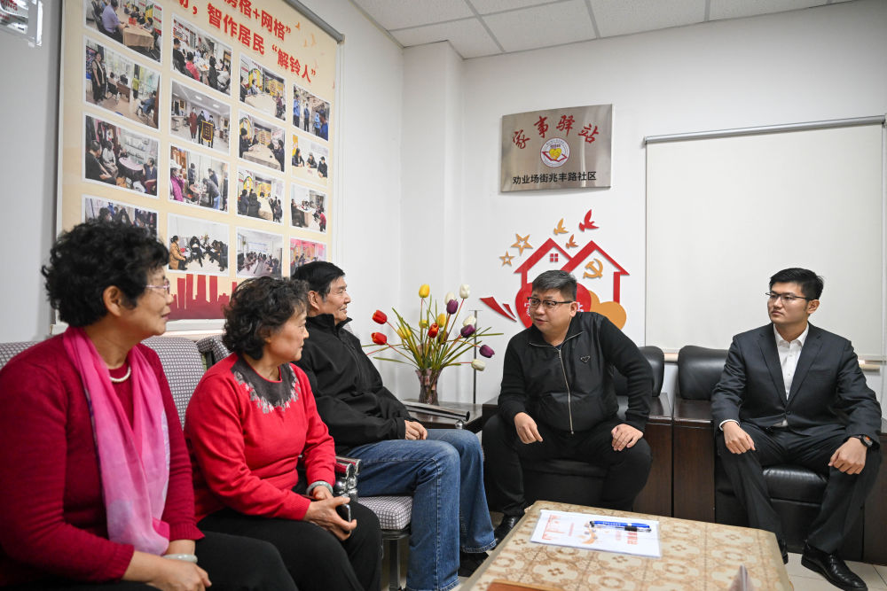 在天津市和平區勸業場街道兆豐路社區“家事驛站”,律師在為社區鄰裏協調員普及調解方法(2023年12月8日攝)。 在天津市和平區勸業場街道兆豐路社區“家事驛站”,律師在為社區鄰裏協調員普及調解方法(2023年12月8日攝)。