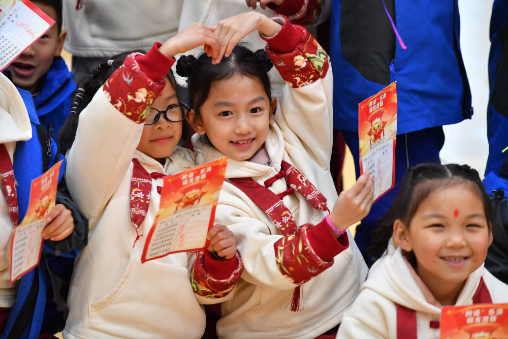 在湖南省長沙市天心區的湖南師大附中雙語實驗學校,一年級學生在趣味闖關活動中展示自己的闖關卡片(2024年1月18日攝)。 在湖南省長沙市天心區的湖南師大附中雙語實驗學校,一年級學生在趣味闖關活動中展示自己的闖關卡片(2024年1月18日攝)。