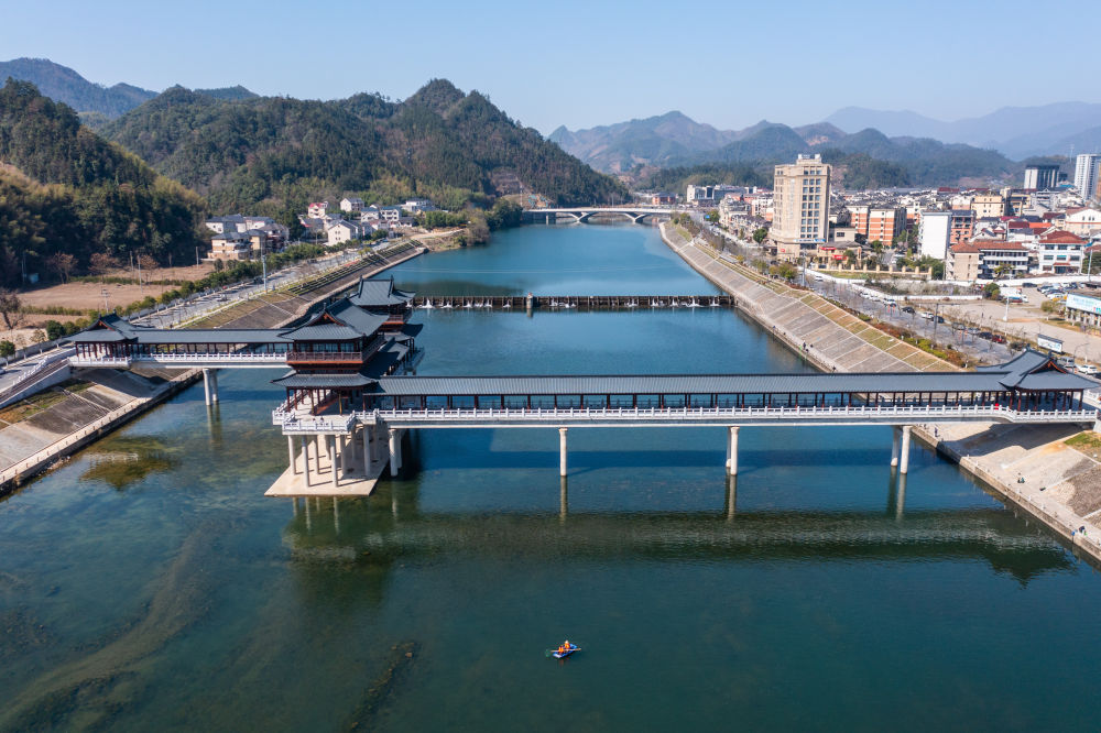 浙江省杭州市臨安區昌化鎮的黨員誌願者在昌化溪打撈漂浮物,保持河麵清潔美觀(2023年3月14日攝,無人機照片)。 浙江省杭州市臨安區昌化鎮的黨員誌願者在昌化溪打撈漂浮物,保持河麵清潔美觀(2023年3月14日攝,無人機照片)。