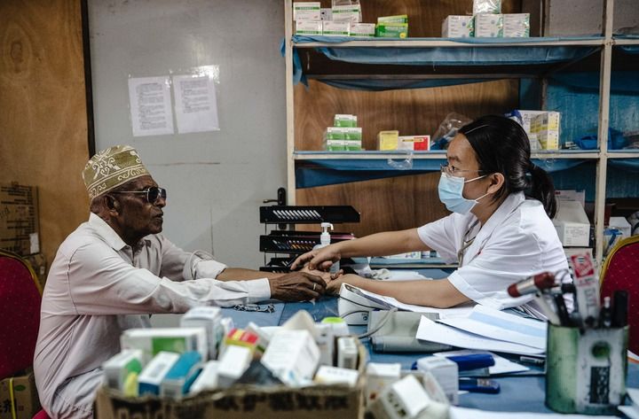 2024年1月11日,中國第15批援科摩羅醫療隊隊長潘春熹在位於科摩羅首都莫羅尼的馬魯夫醫院內為患者看病。 2024年1月11日,中國第15批援科摩羅醫療隊隊長潘春熹在位於科摩羅首都莫羅尼的馬魯夫醫院內為患者看病。